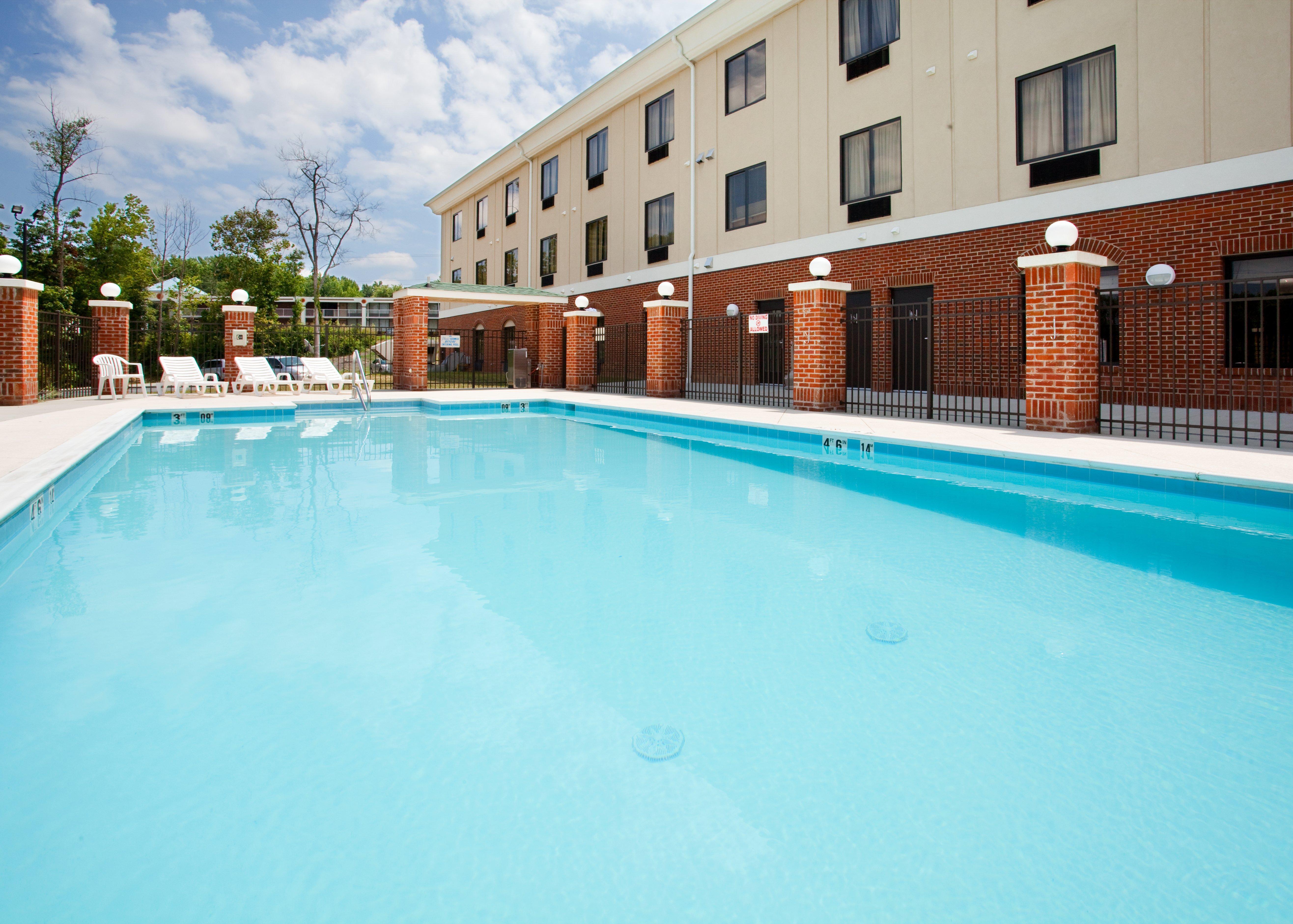 Holiday Inn Express Hotel & Suites Greensboro-East, An Ihg Hotel Экстерьер фото