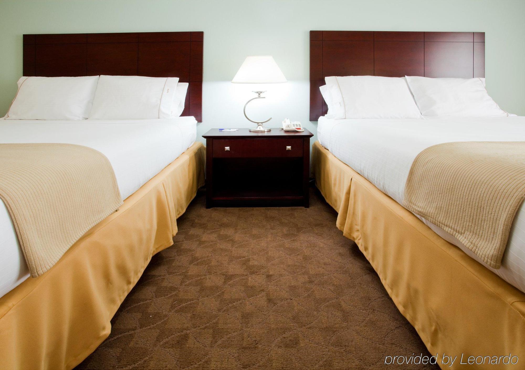 Holiday Inn Express Hotel & Suites Greensboro-East, An Ihg Hotel Экстерьер фото