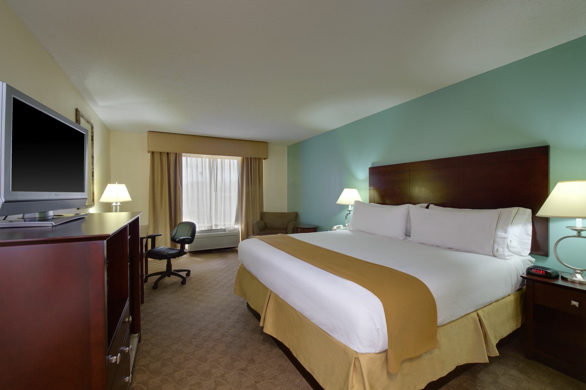 Holiday Inn Express Hotel & Suites Greensboro-East, An Ihg Hotel Экстерьер фото